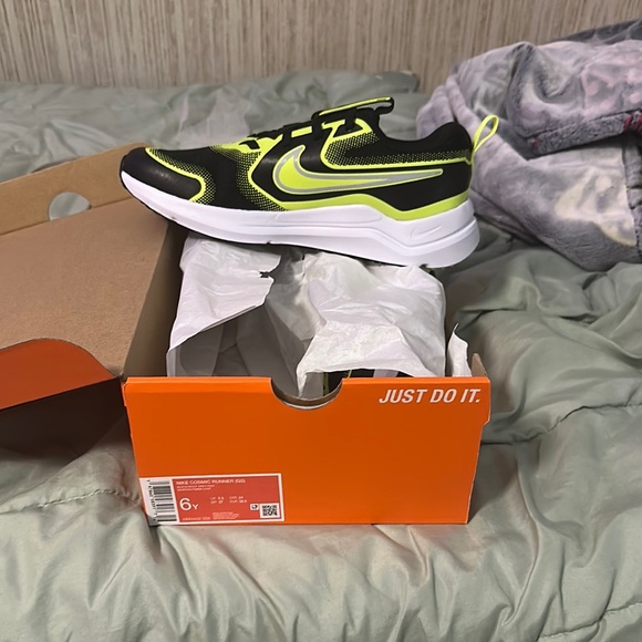 Nike Black and Bright Yellow Running Shoes - Picture 1 of 7